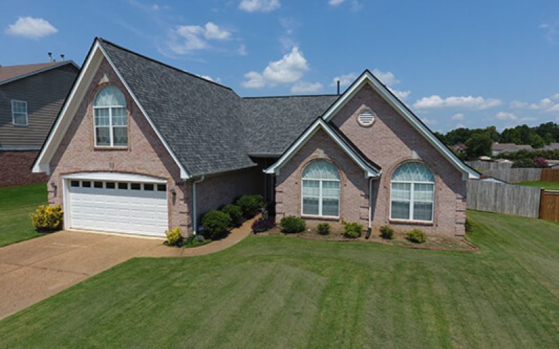 Home that needs a window replacement service.